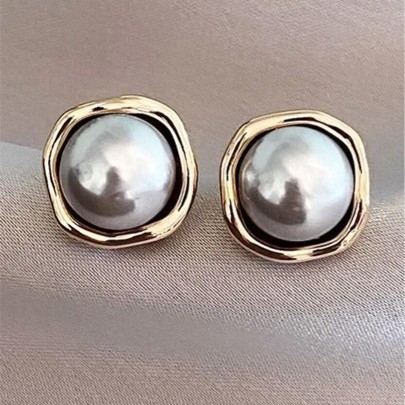 Womens Retro Light-Luxury Earrings With A Sophisticated Vibe
